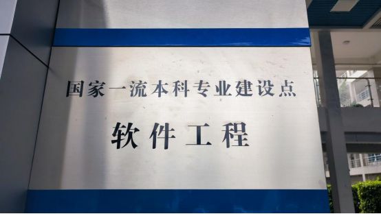 只有35名教师这一专业却招了近2000人(图3)